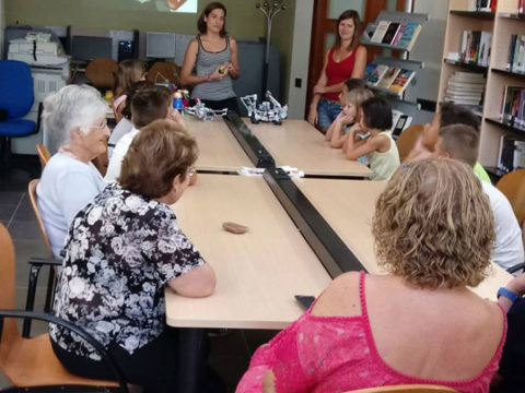 Taller biblioteca peralta de Alcofea – Robot con materiales reciclados